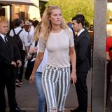 Wenig glamourös, aber dafür bequem: Zum zart roséfarbenen Shirt trägt Toni Garrn sexy Streifen-Jeans und weiße Sneaker.