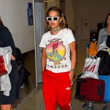 Rita Ora zeigt sich bei ihrer Ankunft in Cannes im rot-weißen Schlabber-Look. Hoffen wir mal, dass ihre Outfits etwas stylischer werden statt  so reisebequem.