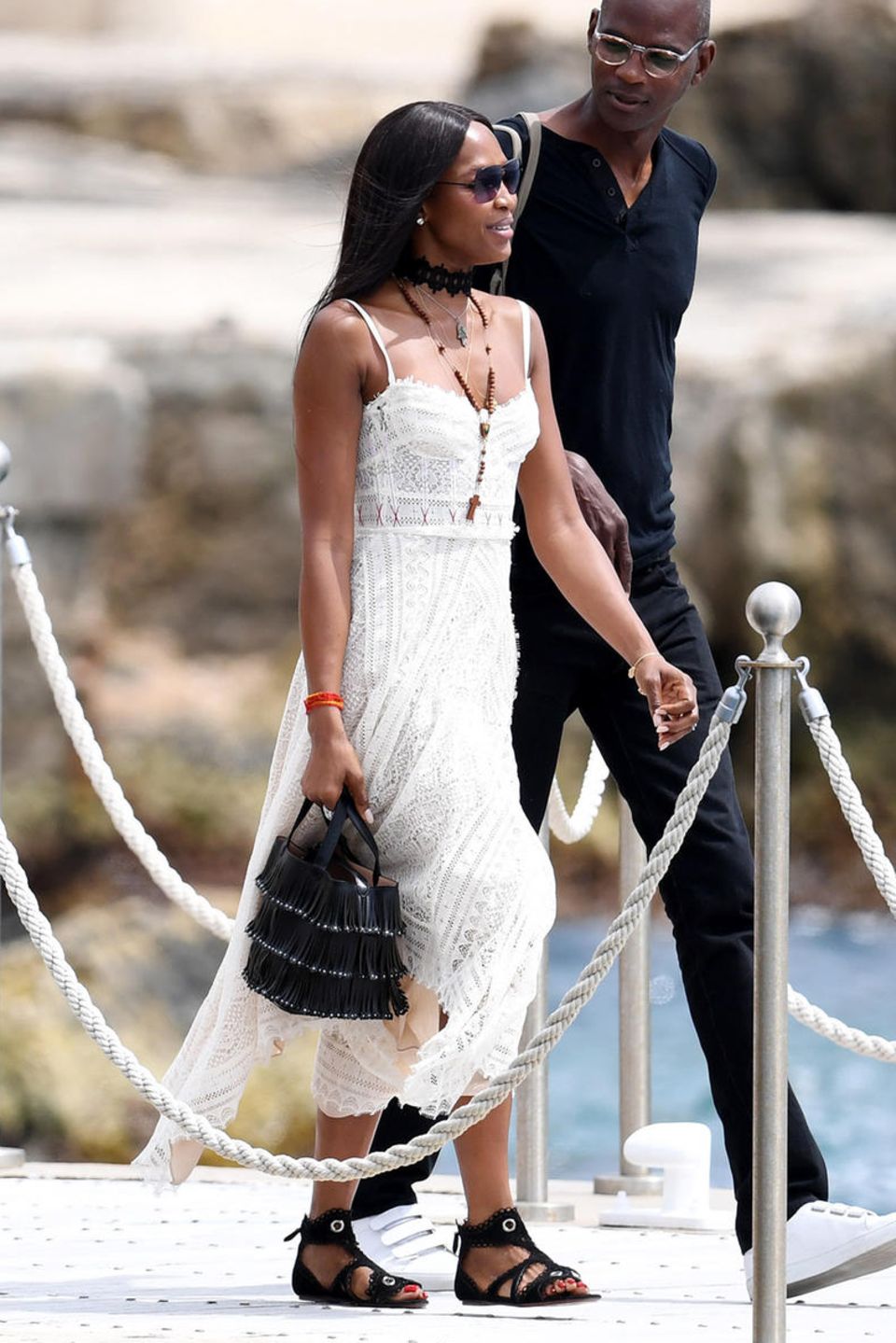 Im sommerlich-romantischen Spitzenkleid spaziert Supermodel Naomi Campbell über den Steg des berühmten Hotel du Cap Eden Rock in Cannes.