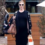 Von vorne ist dem Model die Schwangerschaft fast nicht anzusehen. Zum Lunch mit Freunden im "Soho House" trägt sie ein schwarzes Maxi-Dress, coole Nietensandalen von Valentino und ein schwarzes Jäckchen. 
