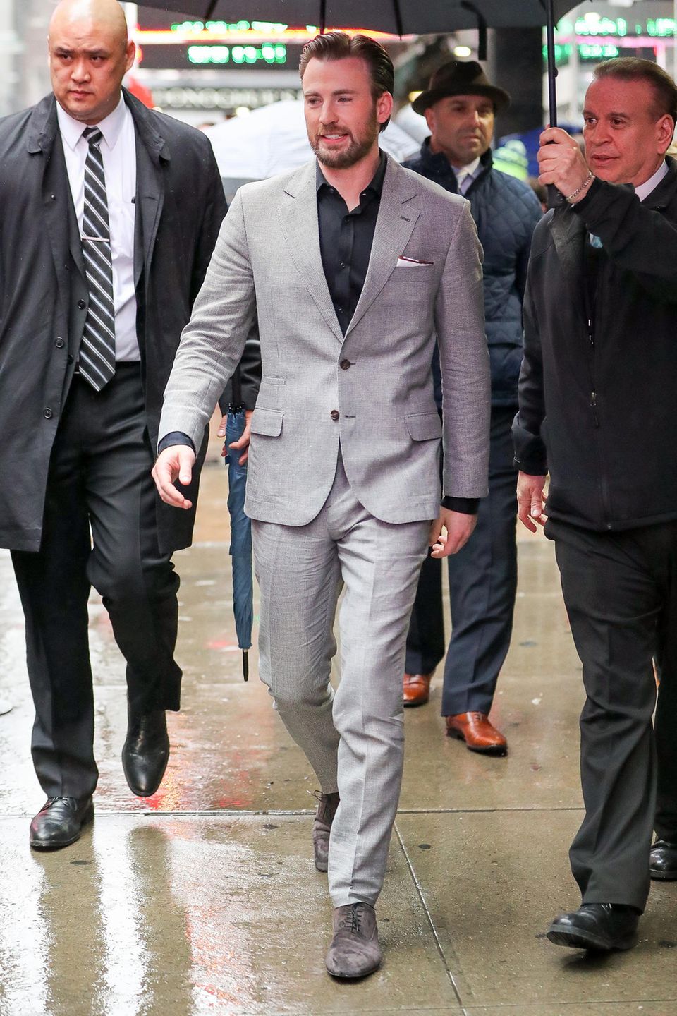 Chris Evans zeigt im grauen Anzug zum schwarzen Oberhemd, dass Anzüge keine Krawatten brauchen.