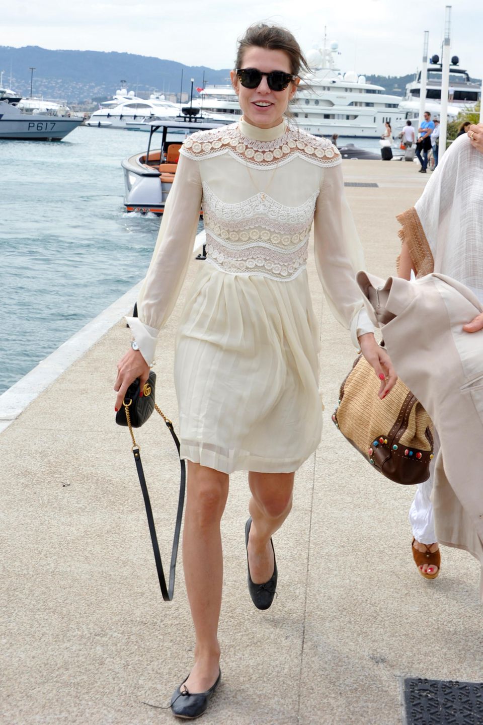 Prinz Christian von Hannover & Alessandra de Osma : Charlotte Casiraghi im cremefarbenen Sommerkleid bei den Filmfestspielen in Cannes. Im cremefarbenen Sommerkleid mit floralen Spitzen-Details zeigt sich Charlotte Casiraghi gut gelaunt bei den Filmfestspielen in Cannes.
