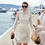 Im cremefarbenen Sommerkleid mit floralen Spitzen-Details zeigt sich Charlotte Casiraghi gut gelaunt bei den Filmfestspielen in Cannes.