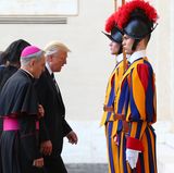 24. Mai 2017   Hören Sie auf sich die Augen zu reiben, es passiert wirklich: Melania und Donald Trump gehen an Mitgliedern der Schweizer Garde vorbei, um den Papst im Vatikan zu treffen.