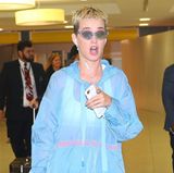Ach du Schreck! Katy Perry scheint wohl ganz genau zu wissen, wie schaurig ihr blaues Pluster-Outfit aussieht. Würde sie sonst so erschrocken schauen?!