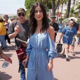 Im schulterfreien Denim-Maxikleid zieht Lena Meyer-Landrut an der Croisette alle Blicke auf sich, muss dabei aber ganz schön aufpassen, nicht ständig auf ihren Saum zu treten. Glücklicherweise meistert sie den Walk in ihren goldfarbenen High Heels von "Jimmy Choo" wie ein Topmodel. 