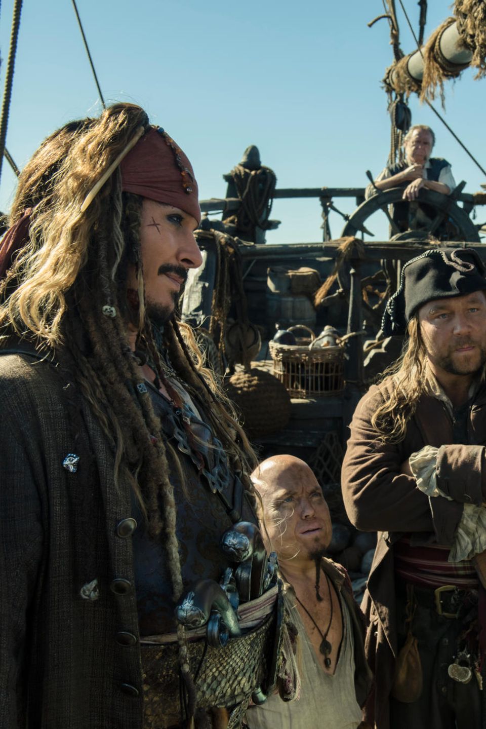 Jack Sparrow (Johnny Depp) und Crew wundern sich über die neue starke Frau an Bord - Carina Smyth (Kaya Scodelario) Jack Sparrow (Johnny Depp) und Crew wundern sich über die neue starke Frau an Bord - Carina Smyth (Kaya Scodelario)