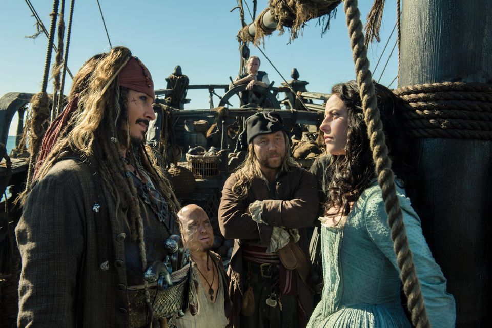 Jack Sparrow (Johnny Depp) und Crew wundern sich über die neue starke Frau an Bord - Carina Smyth (Kaya Scodelario)