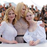 Liebevoll schließt Nicole Kidman Kirsten Dunst und Elle Fanning bei dem "The Beguiled"-Fototermin in ihre Arme. 