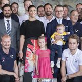 Für den Empfang der schwedischen Eishockey-Mannschaft, die gerade Weltmeister geworden sind, hat sich Prinzessin Estelle mit ihrem pinkfarbenen Kleidchen besonders hübsch gemacht. Der süße Prinz Oscar trägt ganz passend das Trikot der Sportler.