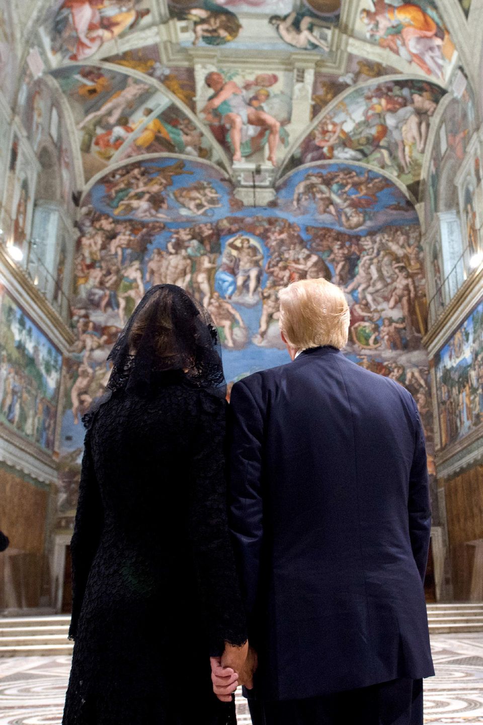 Donald Trump + Melania Trump: 24. Mai 2017 Hand in Hand bestaunt das umstrittene Paar die berühmte Decke der Sixtinischen Kapelle. Nur wenige Stunden zuvor hatte Melania bei der Ankunft in Rom die Annäherung ihres Mannes ignoriert. 24. Mai 2017 Hand in Hand bestaunt das umstrittene Paar die verzierte Decke der Sixtinischen Kapelle. Vorher sorgten Bilder von einer handwegklatschenden Melania für Gerüchte, dass es bei dem Paar ordentlich kriselt. Damit dürfte erst mal Schluss sein.