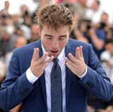 Was ist mit Robert Pattinson los? Muss er gleich niesen? Sein Auftritt bei den Filmfestspielen sorgt für diese ungewöhnliche Momentaufnahme.