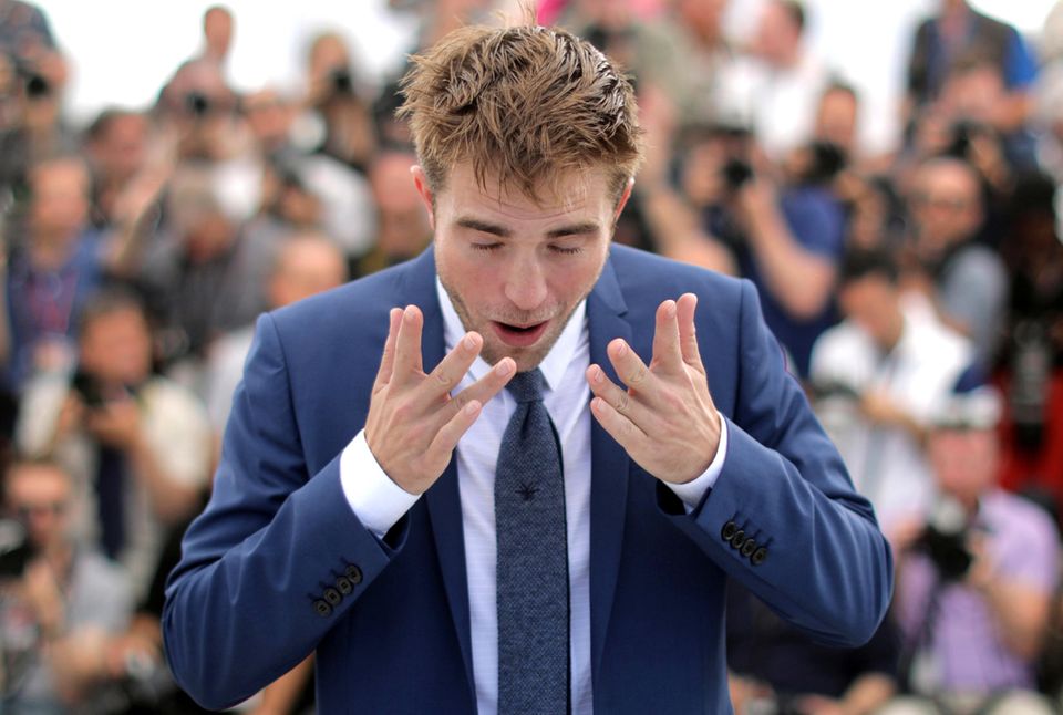 Was ist mit Robert Pattinson los? Muss er gleich niesen? Sein Auftritt bei den Filmfestspielen sorgt für diese ungewöhnliche Momentaufnahme.