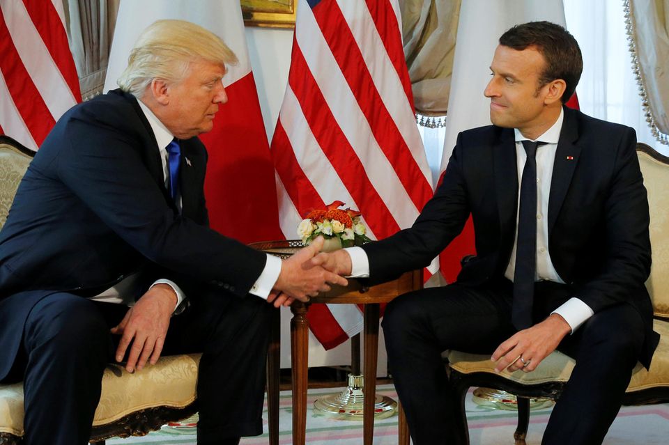 25. Mai 2017   Donald Trump gibt Frankreichs frisch gewähltem Präsidenten Emmanuel Macron die Hand.