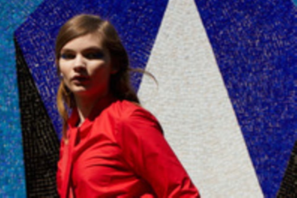 Wolfgang Joop: Bluse "Juna" (ca. 199 Euro) und Rock "Klara" (ca. 299 Euro). Zu kaufen ab 25. Mai auf looks.de Bluse "Juna" (ca. 199 Euro) und Rock "Klara" (ca. 299 Euro). Zu kaufen ab 25. Mai auf looks.de