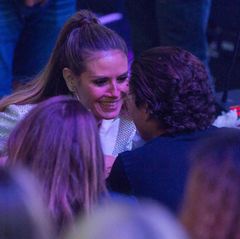 25. Mai 2017  Hier zeigt sich, wie glücklich Heidi Klum über die Anwesenheit von Vito ist. Freudestrahlend sitzt sie neben ihm und gibt ihm - bevor es zurück auf die Bühne geht - einen süßen Kuss. Das nennen wir mal einen niedlichen Support!