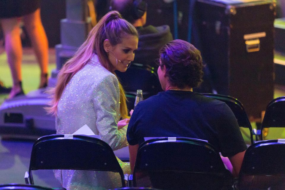 25. Mai 2017 Beim GNTM-Finale stärkt Vito Schnabel seiner Heidi den Rücken: Er sitzt hinter ihr im Zuschauerraum und verfolgt von dort die ganze Show. Diese kurze Distanz nutzt die Model-Mama in der Pause aus und huscht schnell zu ihm. 25. Mai 2017 Beim GNTM-Finale stärkt Vito Schnabel seiner Heidi den Rücken: Er sitzt hinter ihr im Zuschauerraum und verfolgt von dort die ganze Show. Diese kurze Distanz nutzt die Model-Mama in der Pause aus und huscht schnell zu ihm.