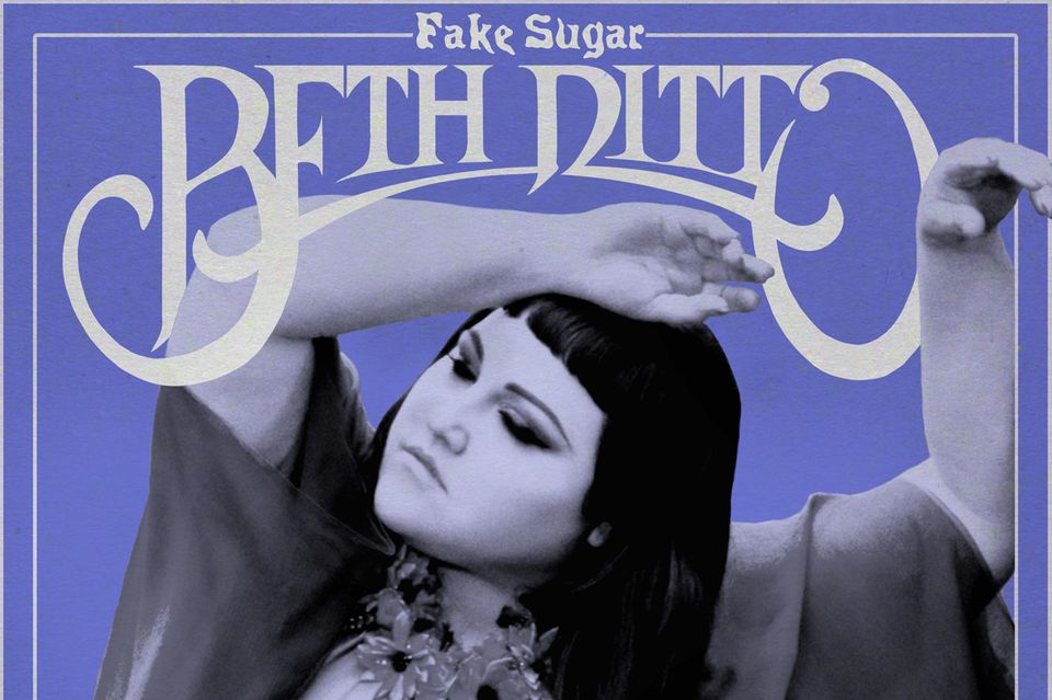 Eine Wundertüte mit Punk- und Disco-, Pop- und Country-Elementen: Beth Dittos Soloalbum "Fake Sugar" (ab 16. Juni)