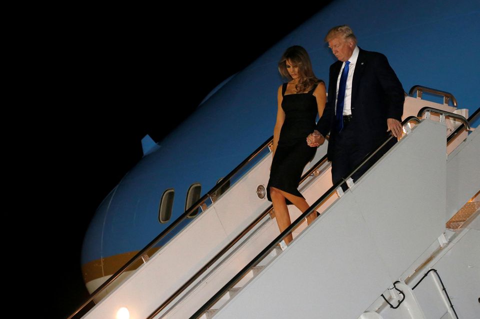 Donald Trump + Melania Trump: 25. Mai 2017 Händchen haltend steigen Donald und Melania Trump aus der Air Force One. Sie sind gerade auf Sizilien gelandet. 25. Mai 2017 Händchen haltend steigen Donald und Melania Trump aus ihrem Flieger aus. Sie sind gerade auf Sizilien gelandet.