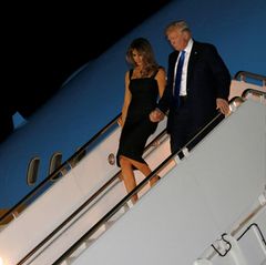 25. Mai 2017  Händchen haltend steigen Donald und Melania Trump aus ihrem Flieger aus. Sie sind gerade auf Sizilien gelandet.