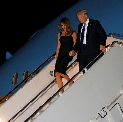 25. Mai 2017  Händchen haltend steigen Donald und Melania Trump aus ihrem Flieger aus. Sie sind gerade auf Sizilien gelandet.