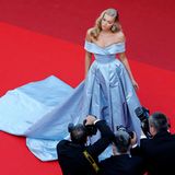 Topmodel Elsa Hosk sieht im langen,  hellblauen Satin-Kleid aus wie eine Prinzessin.