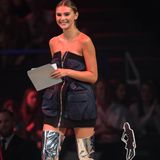 Beim Finale von "Germany's next Topmodel" trägt die Siegerin der neunten Staffel ein Vintage-Bomber-Kleid von Miu Miu und Balenciaga Boots für 1.595 Euro, die auch schon Kim Kardashian getragen hat. 