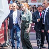 Als Rothaarige kann Jessica Chastain natürlich Grüntöne am besten tragen, und das macht sie hellgrüner Bluse und dunkelgrüner Marlene-Hose besonders schick.