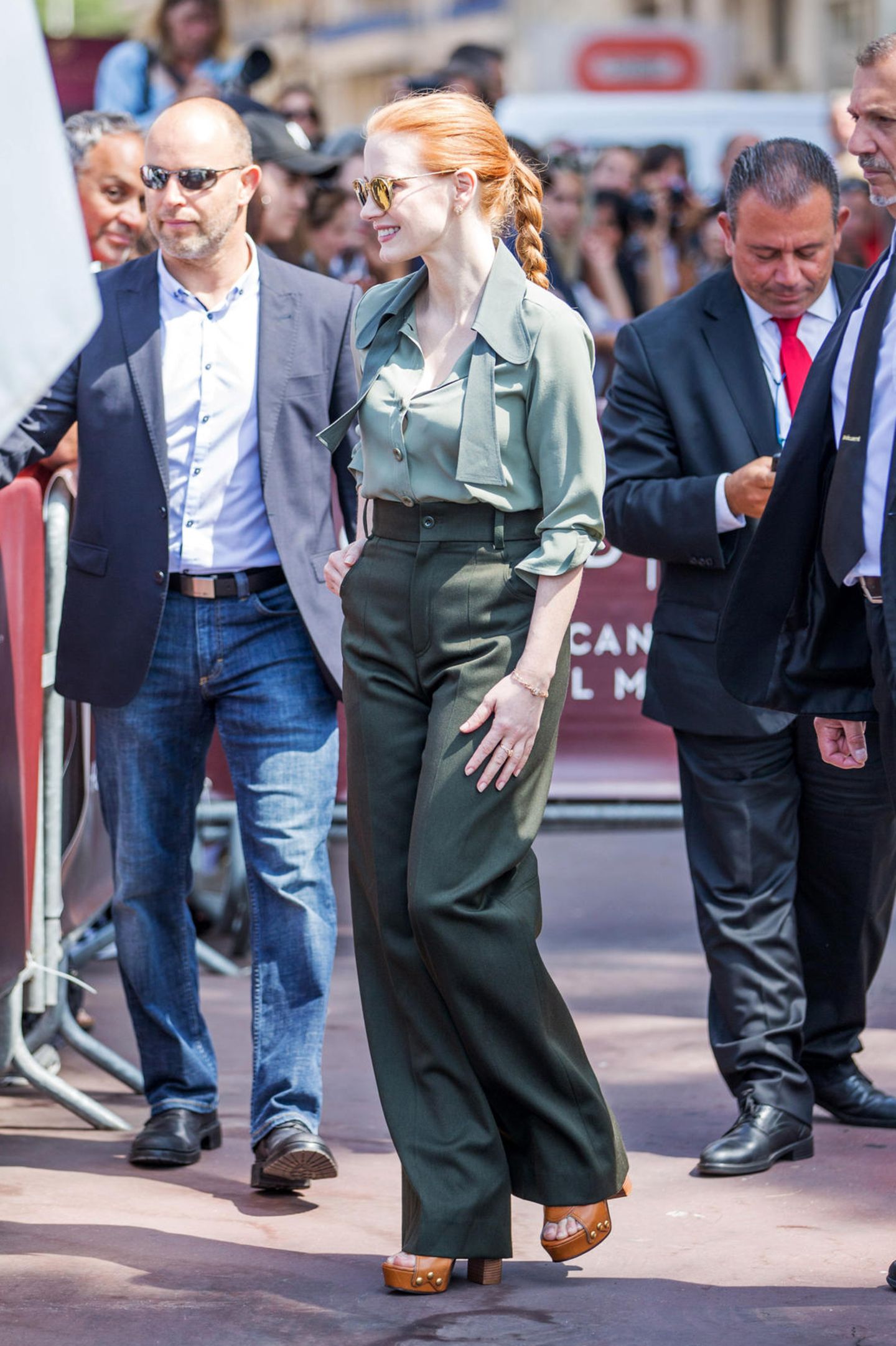 Als Rothaarige kann Jessica Chastain natürlich Grüntöne am besten tragen, und das macht sie hellgrüner Bluse und dunkelgrüner Marlene-Hose besonders schick.