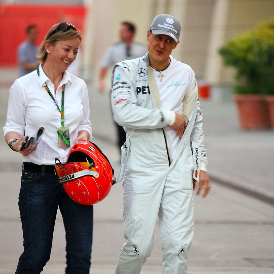 Managerin Sabine Kehm und Michael Schumacher beim Großen Preis von Bahrain am 11. März 2010.