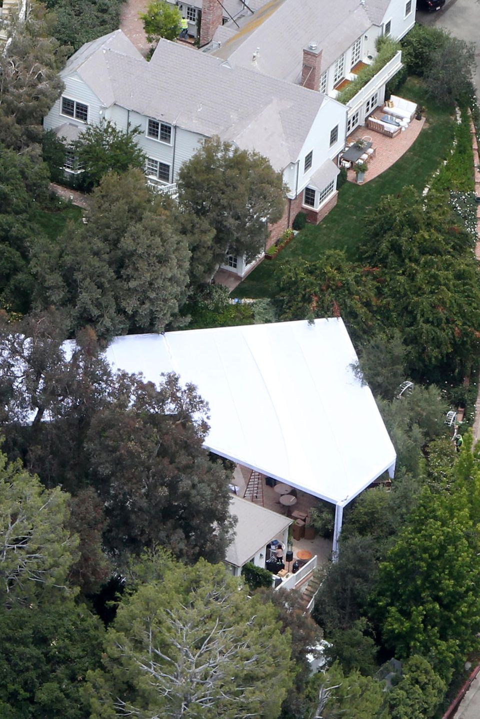 Hinter dem Haus von Snapchat-Gründer Evan Spiegel in Los Angeles ist am 26. Mai 2017 ein großes weißes Zelt aufgebaut worden. 