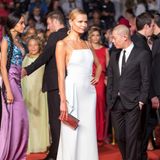 Topmodel Natasha Poly zeigt sich auf dem roten Teppich superelegant in Weiß.