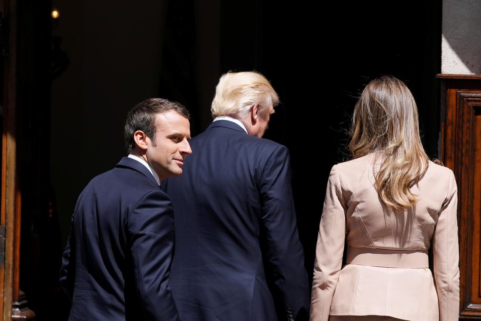 Donald Trump + Melania Trump: 25. Mai 2017 Donald und Melania Trump schreiten Hand in Hand vor Frankreichs Präsident Emmanuel Macron zum Lunch in Brüssel. 25. Mai 2017 Donald und Melania Trump schreiten Hand in Hand vor Frankreichs Präsident Emmanuel Macron zum Lunch in Brüssel.