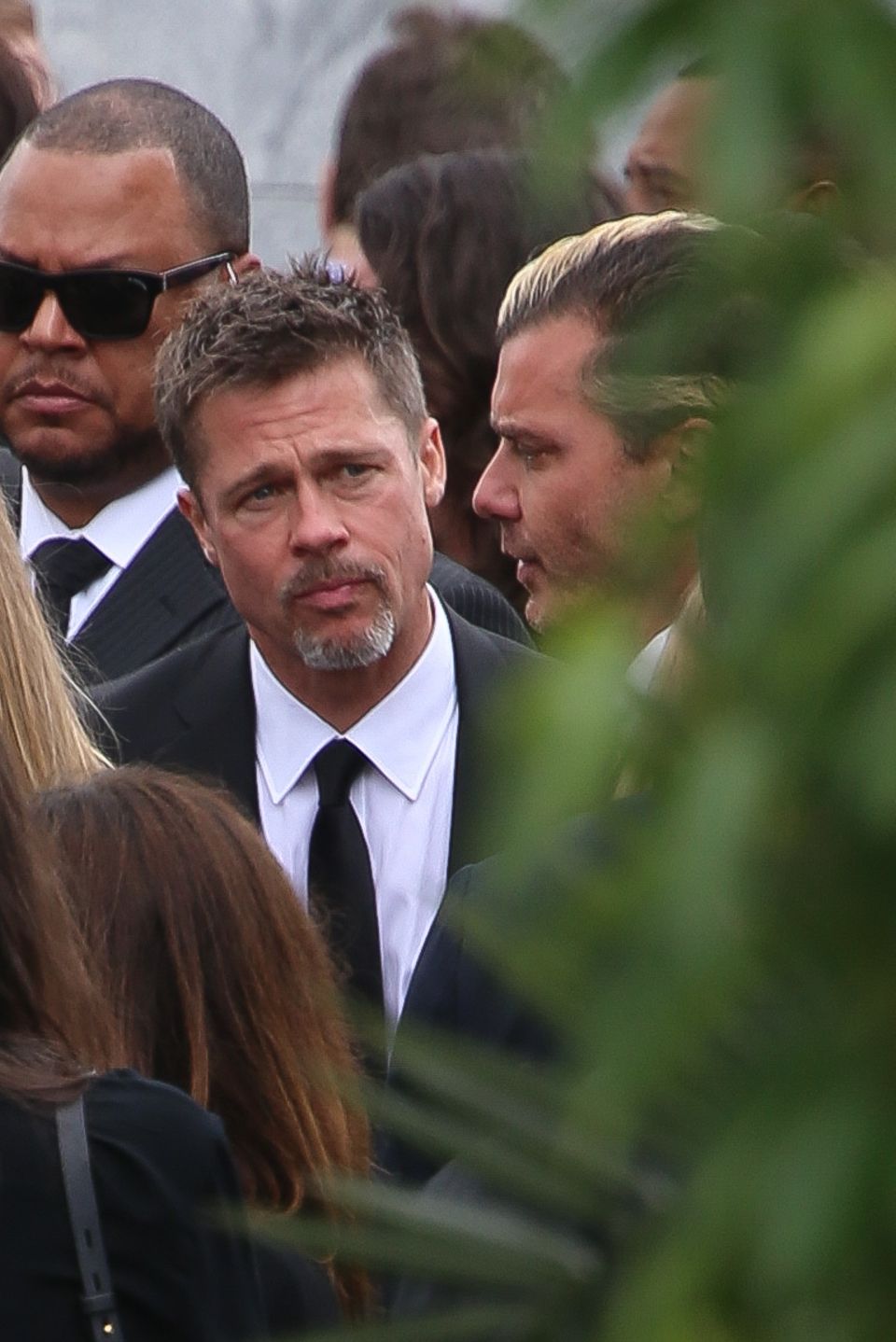 Traurig: Brad Pitt im Gespräch mit Gavin Rossdale auf der Beisetzung von Chris Cornell.