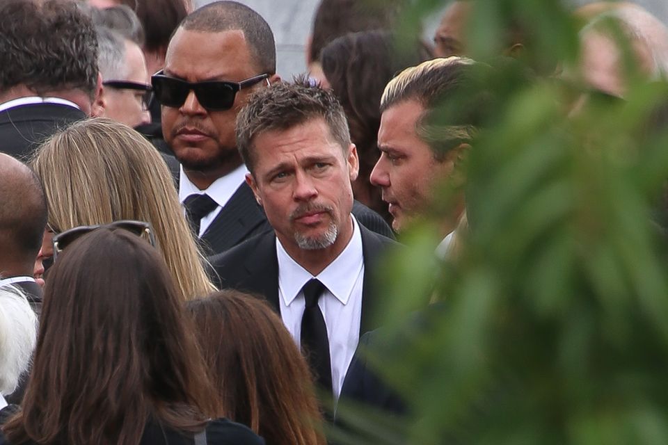Traurig: Brad Pitt im Gespräch mit Gavin Rossdale auf der Beisetzung von Chris Cornell.