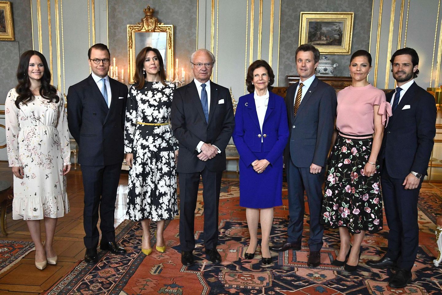 Tag 2  Am Mittag des zweiten Besuchstages geht es ins Schloss, wo König Carl Gustaf, Königin Silvia, Prinz Carl Philip, Prinzessin Sofia, Prinz Daniel und Prinzessin Victoria die Gäste aus Dänemark gemeinsam empfangen.