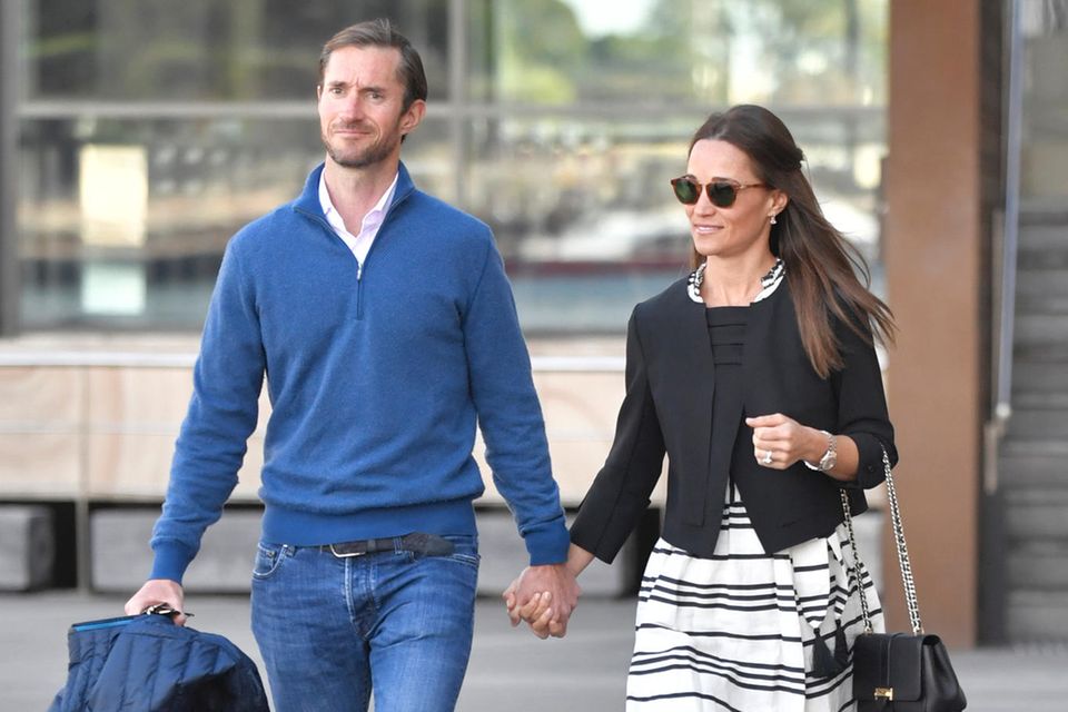 Ein gekonnter und sehr stimmiger Flitterwochenlook: Pippa Middleton spaziert in einem gestreiften Kleid, mit Espadrilles und einer eleganten Kastenjacke bekleidet an der Hand ihres frischgebackenen Ehemannes James Matthews durch Sydney.