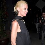 Zudem zeigt Tara Reid zeigt beim Verlassen eines Clubs in Hollywood wieder ein mal wie erschreckend dünn sie ist. Die Haut wirft schlimme Falten an ihren Knien und ihr Gesicht wirkt eingefallen. 