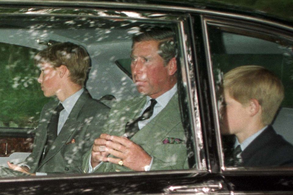 Prinzessin Diana: Prinz William und Prinz Harry sieht man, nachdem die Nachricht über den Tod ihrer Mutter die Welt erschüttert hat, zum ersten Mal beim Kirchgang mit der Familie. Prinz William und Prinz Harry sieht man, nachdem die Nachricht über den Tod ihrer Mutter die Welt erschüttert hat, zum ersten Mal beim Kirchgang mit der Familie.