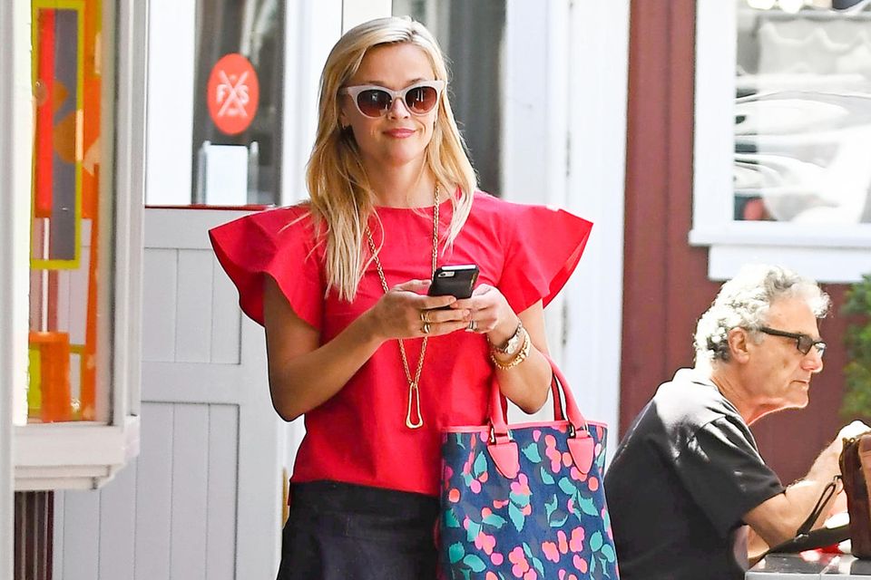 Reese Witherspoon trägt selbstbewusst Farbe sowie ein Top mit opulenter Ärmellösung