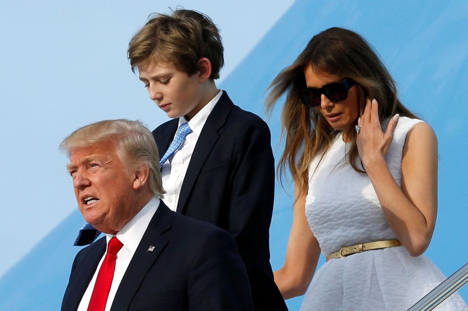 Donald Trump mit seinem Sohn Barron Trump und Ehefrau Melania Trump bei einer Landung mit der Air Force One. 