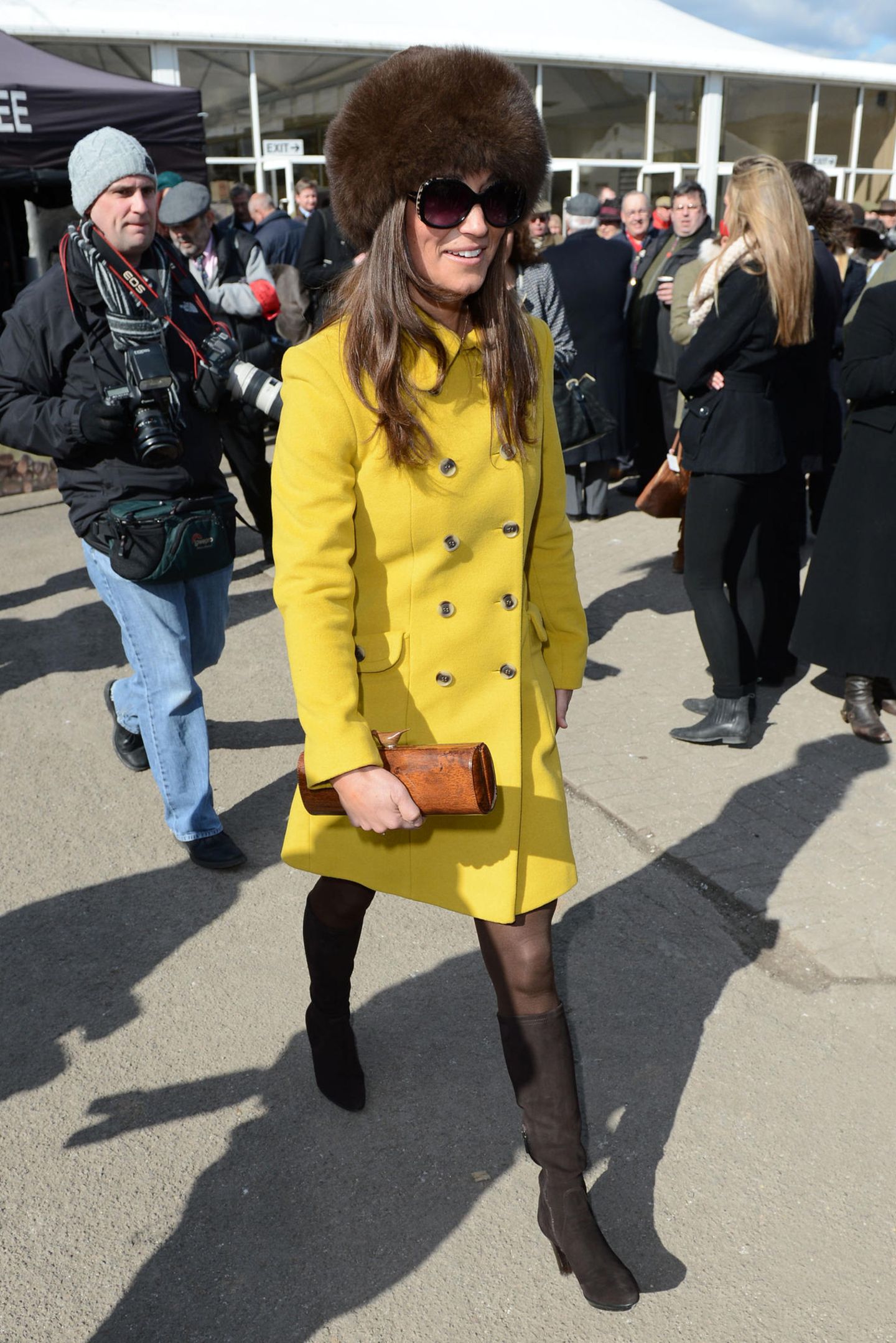 Wer wagt, der gewinnt: Beim Cheltenham Fesival setzt Pippa Middleton auf die Signalfarbe Gelb und kombiniert dazu eine große, braune Pelzmütze.
