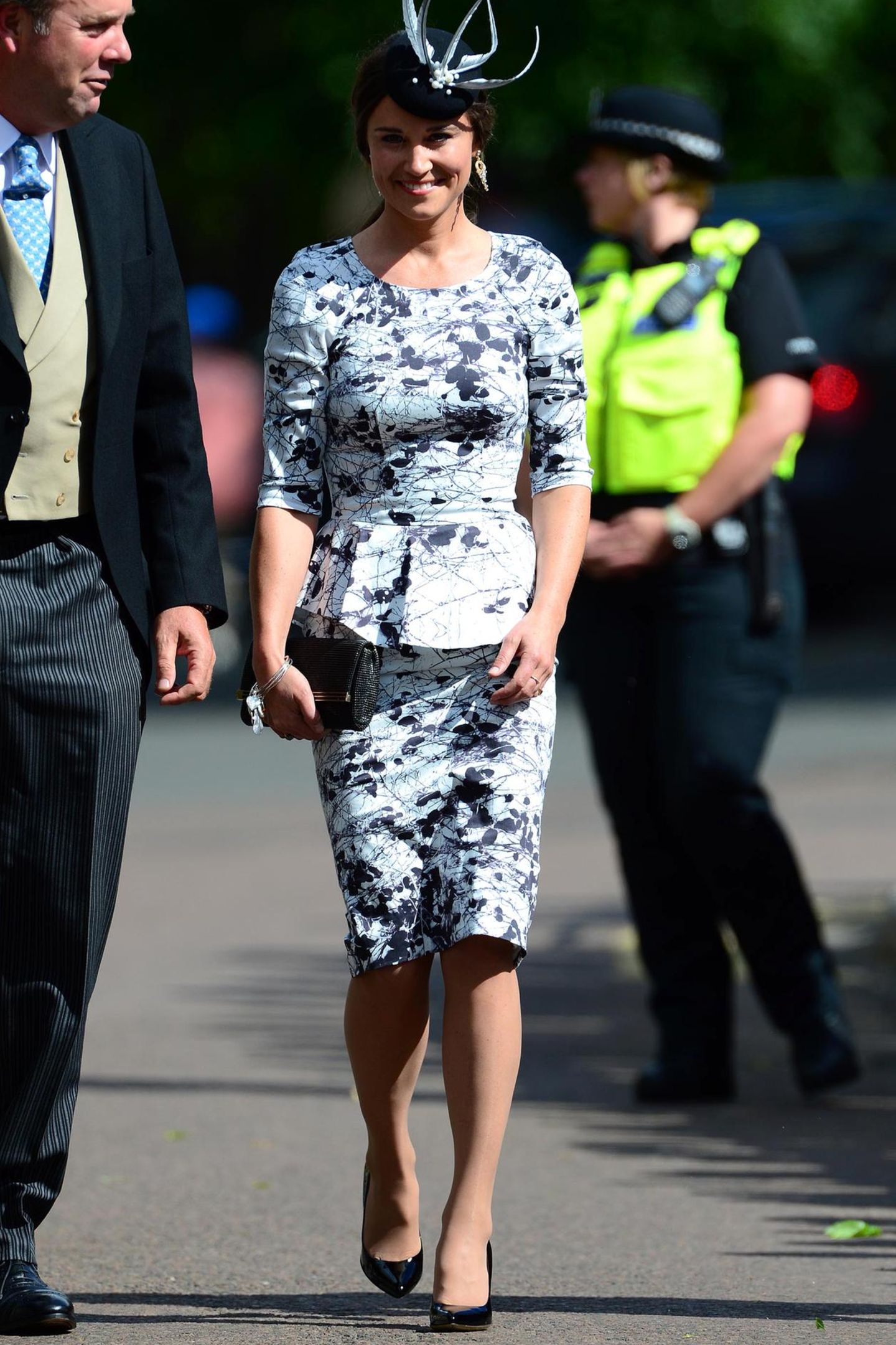 Das florale Kleid mit kleinem Schößchen macht Pippa Middletons Ruf als perfekt gekleideter Hochzeitsgast alle Ehre.