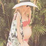 Das Bäuchlein wächst. So schön schwanger zeigt sich Lauren Conrad auf ihrem Instagram-Account und kündigt damit ihre eigene Beach-Kollektion an. Die ist eigentlich nicht für Schwangere, aber das TV-Sternchen passt trotzdem noch rein.