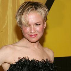 Die kurzen Haare setzen das veränderte Gesicht in Szene - Renée Zellweger kann aus ihren kosmetischen Eingriffen kein Geheimnis mehr machen. Mit dem "Facial Sandblasting" versucht sie ihr jugendliches Aussehen aufrecht zu erhalten. 