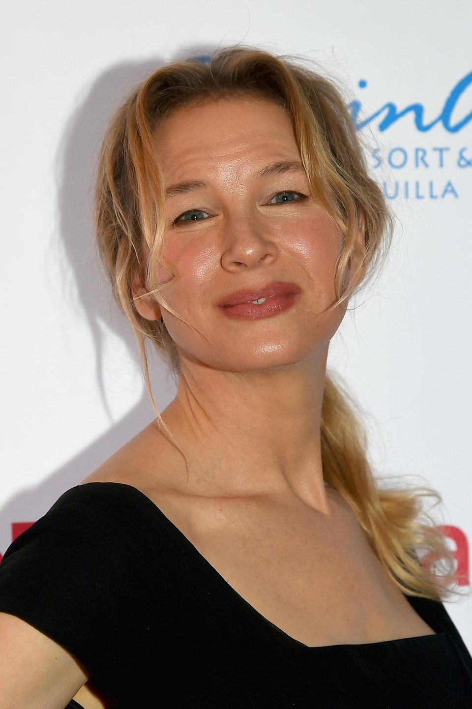 2017: Renée Zellwegers Gesicht wirkt nur noch wie eine Maske. Alle ihren natürlichen Gesichtszüge scheinen ausradiert. Mit unserer geliebten Bridget hat das nichts mehr zu tun. 2017: Renée Zellwegers Gesicht wirkt nur noch wie eine Maske. Alle ihren natürlichen Gesichtszüge scheinen ausradiert. Mit unserer geliebten Bridget hat das nichts mehr zu tun.