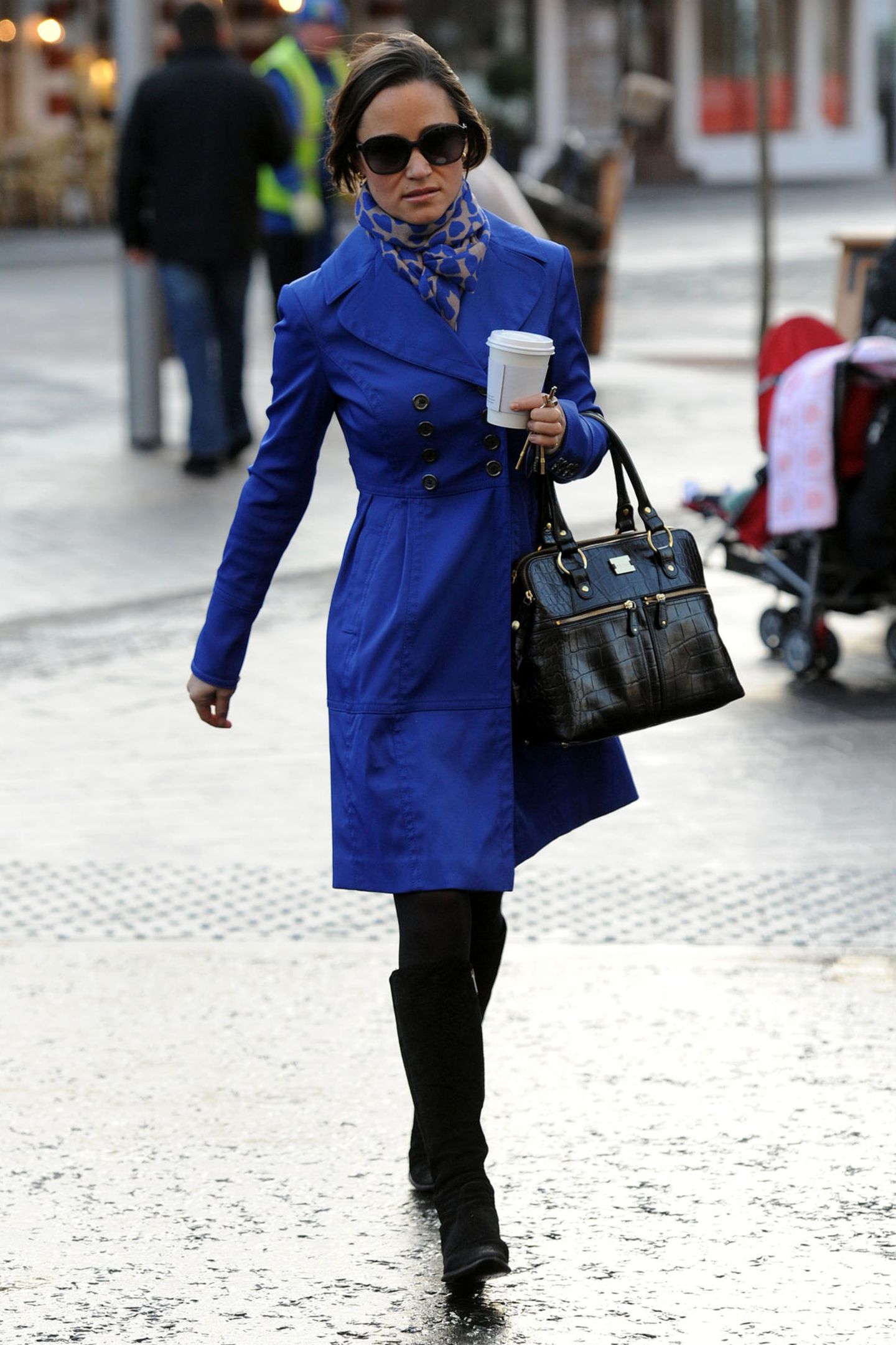 Im royalblauen Trenchcoat trotzt Pippa dem Regenwetter in London. 