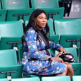 Ihre Babykugel wächst und wächst: Auf der Zuschauertribüne der French Open hüllt Serena Williams ihren Bauch in einen geblümten Kimono von ZARA für 79,95 Euro. Umstandsmode, die auch für Nicht-Promis bezahlbar ist. 