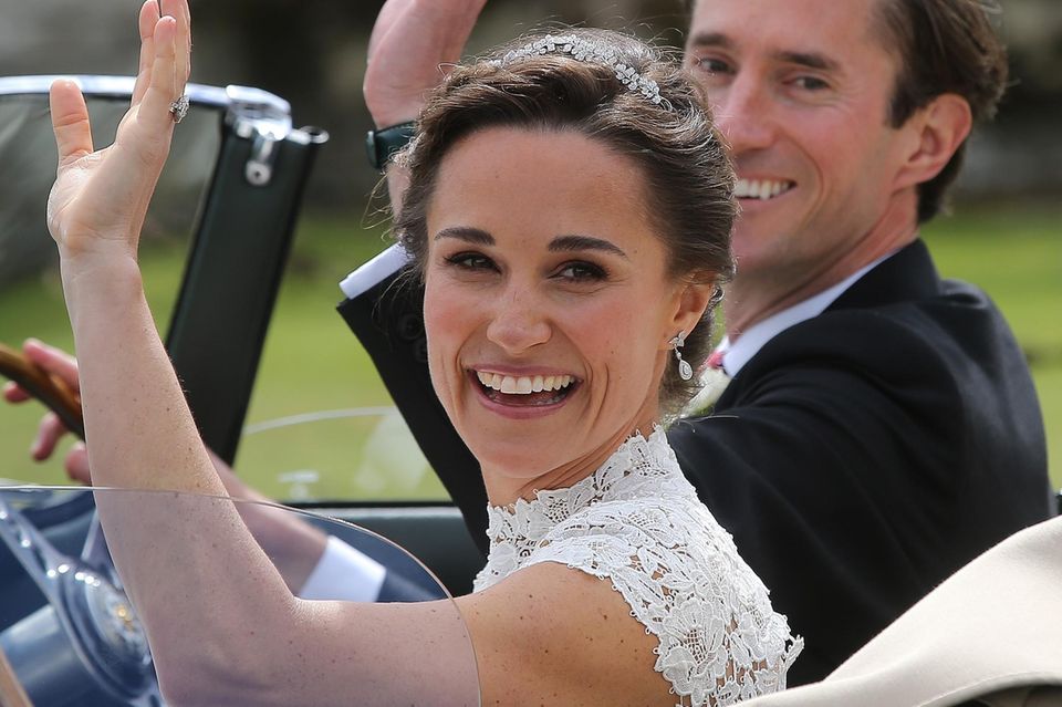 Pippa Middleton : Dieses Lächeln ist zu perfekt, um wahr zu sein. Pippa Middleton winkt den Gratulanten vor der Kirche zu. Dieses Lächeln ist zu perfekt, um wahr zu sein. Pippa Middleton winkt den Gratulanten vor der Kirche zu.