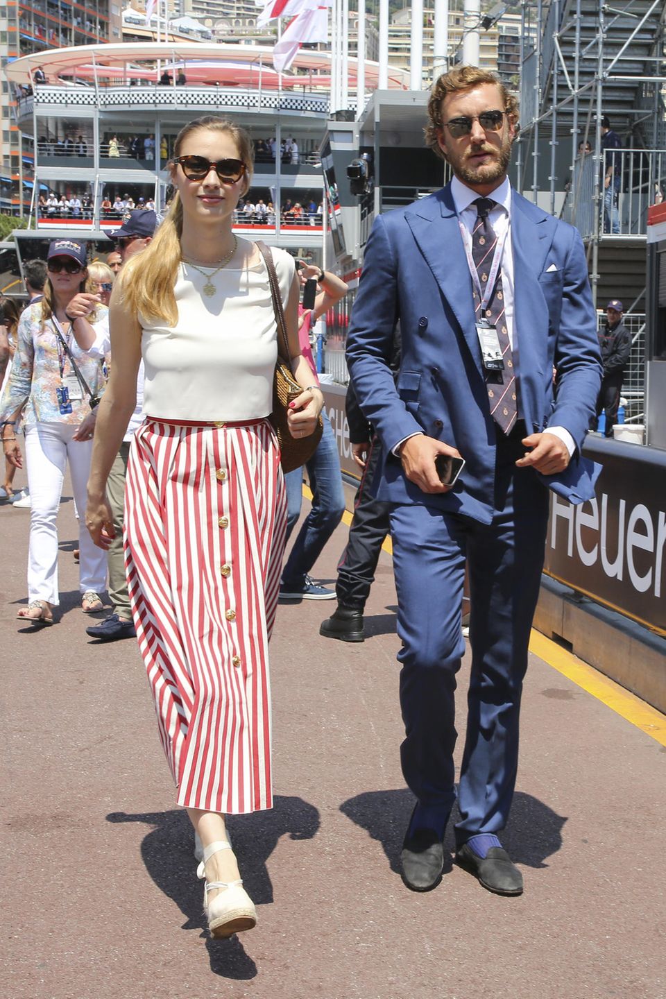 Beatrice und Pierre Casiraghi beim Formel-1-Rennen in Mone Carlo: Während sie auf einen sommerlich eleganten Look setzt, kommt er ganz klassisch im Anzug. Beatrice und Pierre Casiraghi beim Formel-1-Rennen in Mone Carlo: Während sie auf einen sommerlich eleganten Look setzt, kommt er ganz klassisch im Anzug.